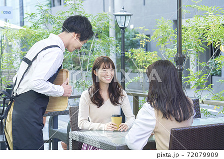 テラス席に座る女性 72079909
