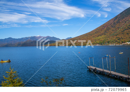 中禅寺湖 歌ヶ浜付近から日光白根山方面 紅葉景色 秋景色 中禅寺湖 歌ヶ浜付近から日光白根山方面 紅葉景色 秋景色 72079965