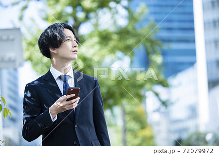 ビジネスマン　スーツ　スマホ　スマートフォン　携帯電話　 72079972