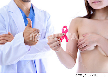 ピンクリボンを持つ女性とグッドサインの医師　乳がん検診　早期発見　推奨　イメージ 72080069