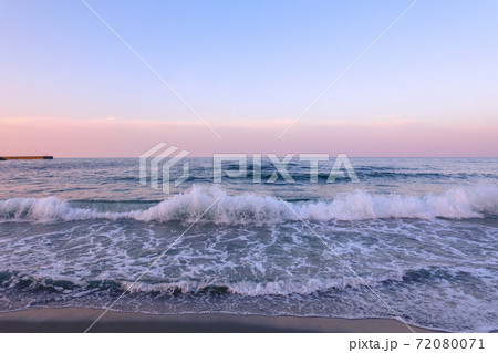 夕暮れの海辺 72080071