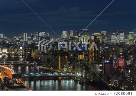 [東京・浅草] 浅草の隅田川とビル群の夜景空撮 72080091