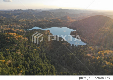 夕暮れの阿寒オンネトー湖の空撮 夕暮れの阿寒オンネトー湖の空撮 72080175
