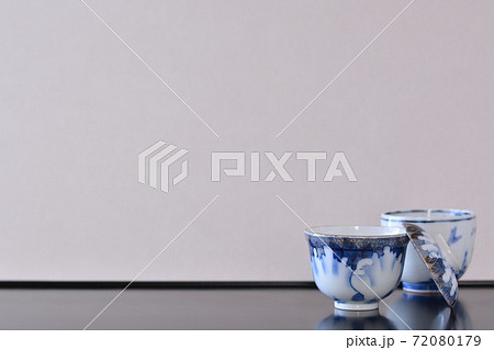 アンティーク 伊万里焼 陶磁器. 漆塗り 飾り棚に 蓋つき茶碗と 蕎麦猪口(ソフトフォーカス) アンティーク 伊万里焼 陶磁器. 漆塗り 飾り棚に 蓋つき茶碗と 蕎麦猪口(ソフトフォーカス) 72080179