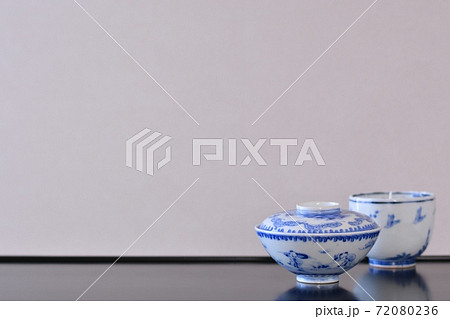 アンティーク 伊万里焼 陶磁器. 漆塗り 飾り棚に 蓋つき茶碗と 蕎麦猪口(ソフトフォーカス) アンティーク 伊万里焼 陶磁器. 漆塗り 飾り棚に 蓋つき茶碗と 蕎麦猪口(ソフトフォーカス) 72080236