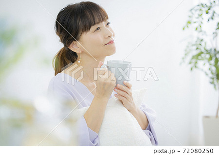 50代女性　リビング 72080250