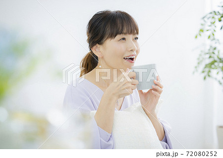 50代女性 リビング 50代女性 リビング 72080252