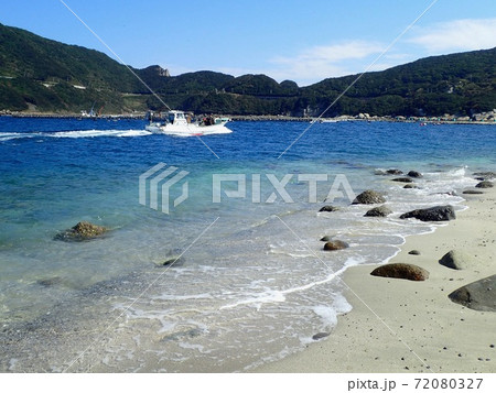 柏島の美しき砂の浜辺に波が寄せる 72080327