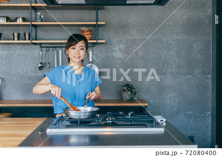 料理を作る女性 72080400