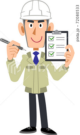 チェックリストを手に持つ工務店の男性　ヘルメット 72080533