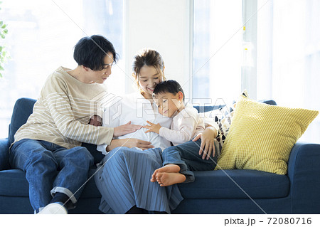 ファミリー　家族　赤ちゃん　育児 72080716