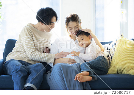ファミリー　家族　赤ちゃん　育児 72080717