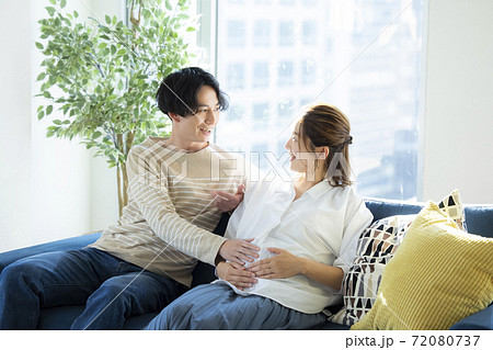 カップル・妊婦・お腹に触れる カップル・妊婦・お腹に触れる 72080737