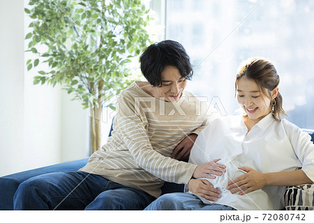 カップル・妊婦・お腹に触れる カップル・妊婦・お腹に触れる 72080742