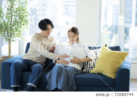 カップル・妊婦・お腹に触れる 72080744