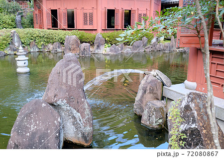 中国風庭園、冠嶽園の美しい池 72080867