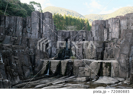 川をせき止める小さなダムと奥に見える山 川をせき止める小さなダムと奥に見える山 72080885