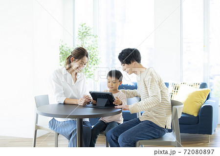 タブレット学習　リビング 72080897