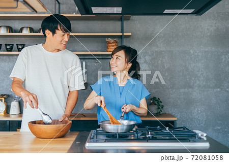 キッチンで料理する夫婦 72081058