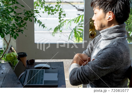 オンラインで会話をしながら仕事をしている男性の写真素材 72081077 Pixta