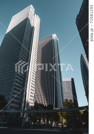 新宿副都心の交差点 秋晴れの空の下の高層ビル街 2020.11　e-3 フィルム調 72081295