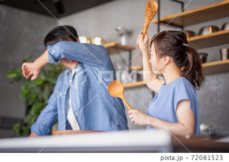 喧嘩する男女 喧嘩する男女 72081523