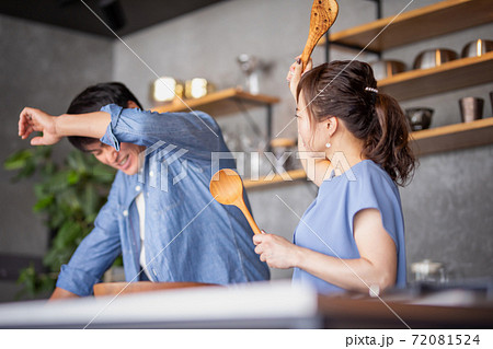 喧嘩する男女 喧嘩する男女 72081524