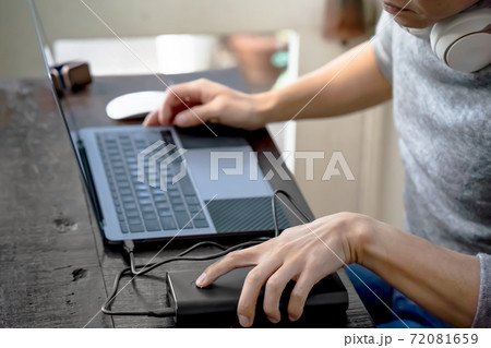 モバイルバッテリーからノートパソコンを充電するイメージ モバイルバッテリーからノートパソコンを充電するイメージ 72081659