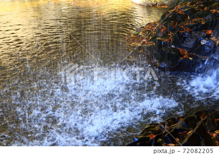 月待の滝　滝の水しぶき 72082205
