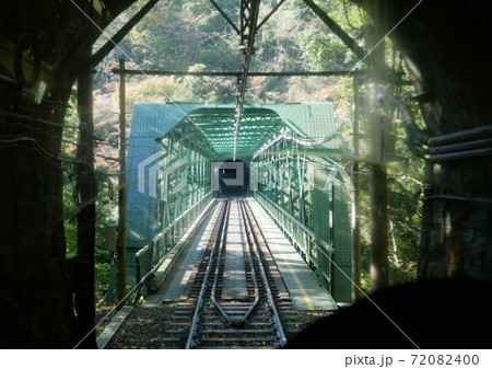 塔ノ沢駅を出てトンネルをふたつ過ぎると出山鉄橋にさしかかる 塔ノ沢駅を出てトンネルをふたつ過ぎると出山鉄橋にさしかかる 72082400
