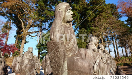 授業に飽きた居眠り石像 72082546