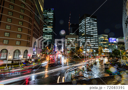 大阪梅田の夜景、阪急百貨店前の交差点、御堂筋通りと扇町通、10月9日、日本 72083391