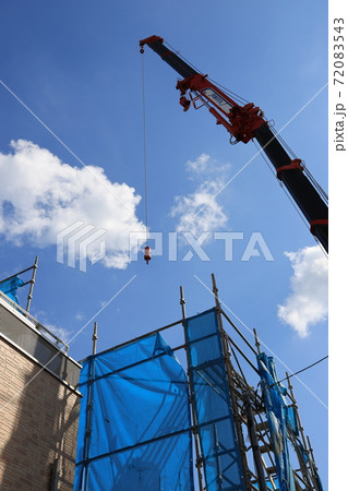 住宅建築現場で作業するクレーン 住宅建築現場で作業するクレーン 72083543