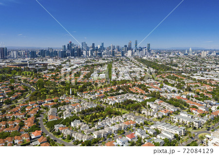 Aerial photo of Melbourne CBD and luxury homes 72084129