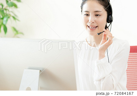 電話応対する若い女性 72084167