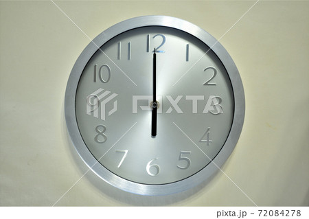 シンプルな時計(6時) シンプルな時計(6時) 72084278