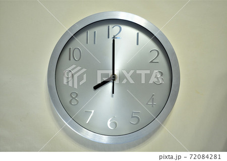 シンプルな時計(8時) シンプルな時計(8時) 72084281