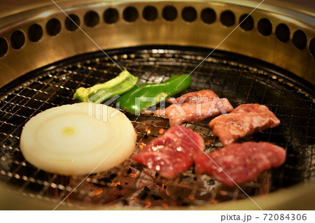 焼肉を焼いているところ 72084306