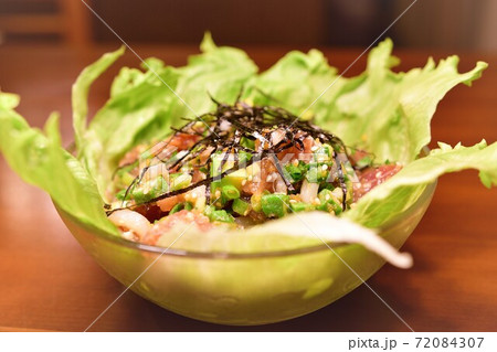 盛り付けられたポキ 盛り付けられたポキ 72084307