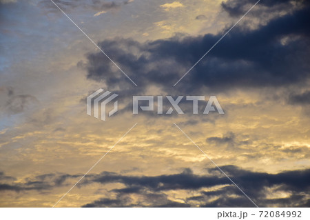 茜色に染まる朝焼け雲　　日の出の朝焼け雲 72084992