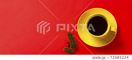 コーヒーとモミの枝。冬のカフェ、クリスマスのカフェ、冬の休憩、クリスマスの食卓、静かなクリスマスなど 72085224