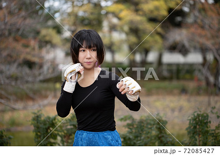公園でファイティングポーズの女性の写真素材