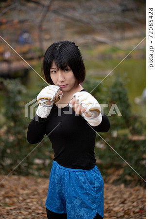 公園でファイティングポーズの女性 72085428