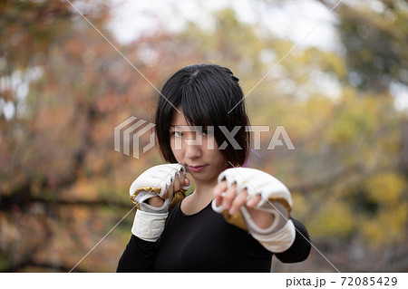 公園でファイティングポーズの女性 公園でファイティングポーズの女性 72085429