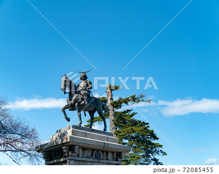 青葉城址、青空の伊達政宗騎馬像　宮城仙台 72085455