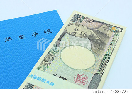 【社会保障・年金問題などに関する記事のサムネイルに】年金手帳と百万円の札束 【社会保障・年金問題などに関する記事のサムネイルに】年金手帳と百万円の札束 72085725