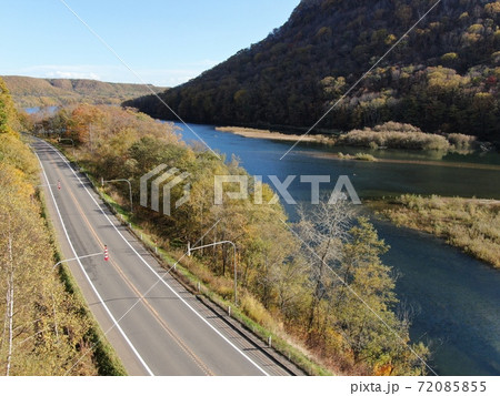 足寄湖の湖畔の道路 足寄湖の湖畔の道路 72085855
