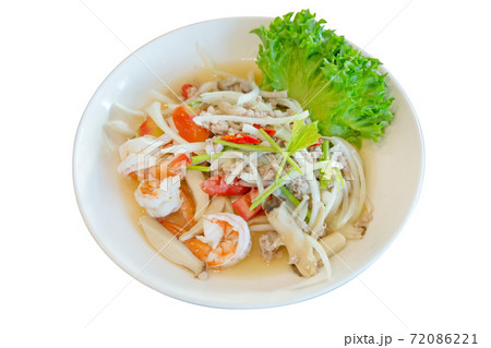Spicy Thai salad with Glass noodle shrimp and mince pork with onion and vegetable 72086221