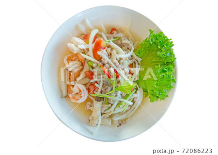 Spicy Thai salad with Glass noodle shrimp and mince pork with onion and vegetable 72086223