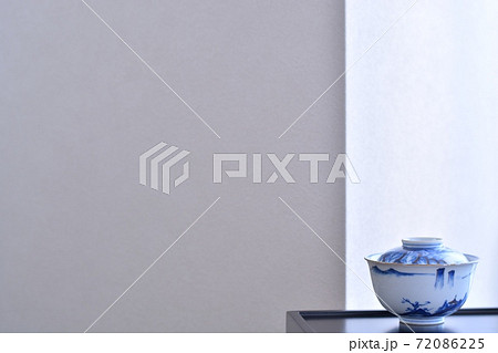 アンティーク 伊万里焼 陶磁器. 漆塗り 飾り棚に 蓋つき茶碗（コピースペース・ソフトフォーカス） 72086225